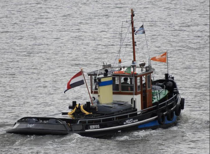 Sleepboot Metje vaart met kop in de golven over ruim open water